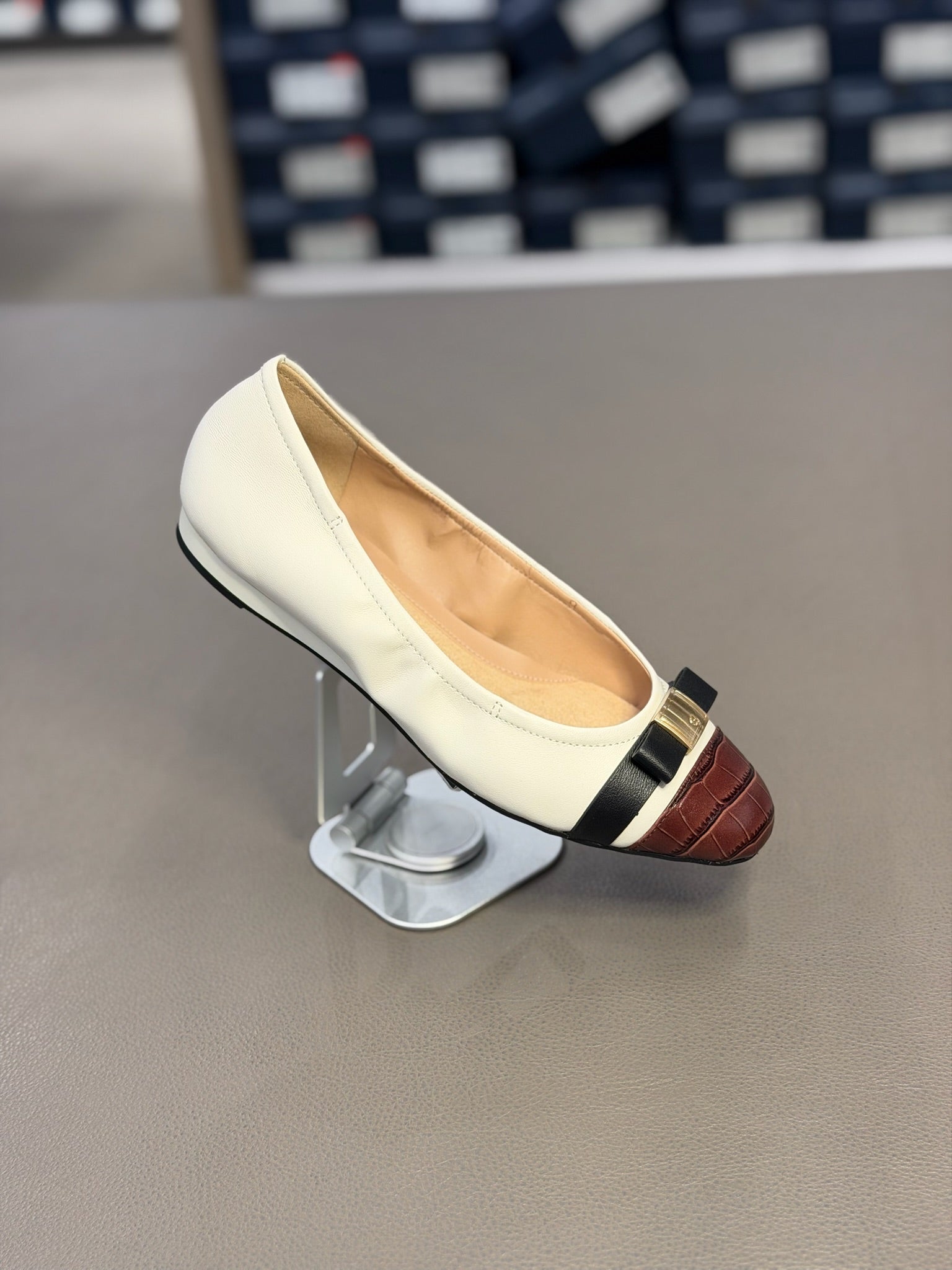 Women's Go-to Tova Bow