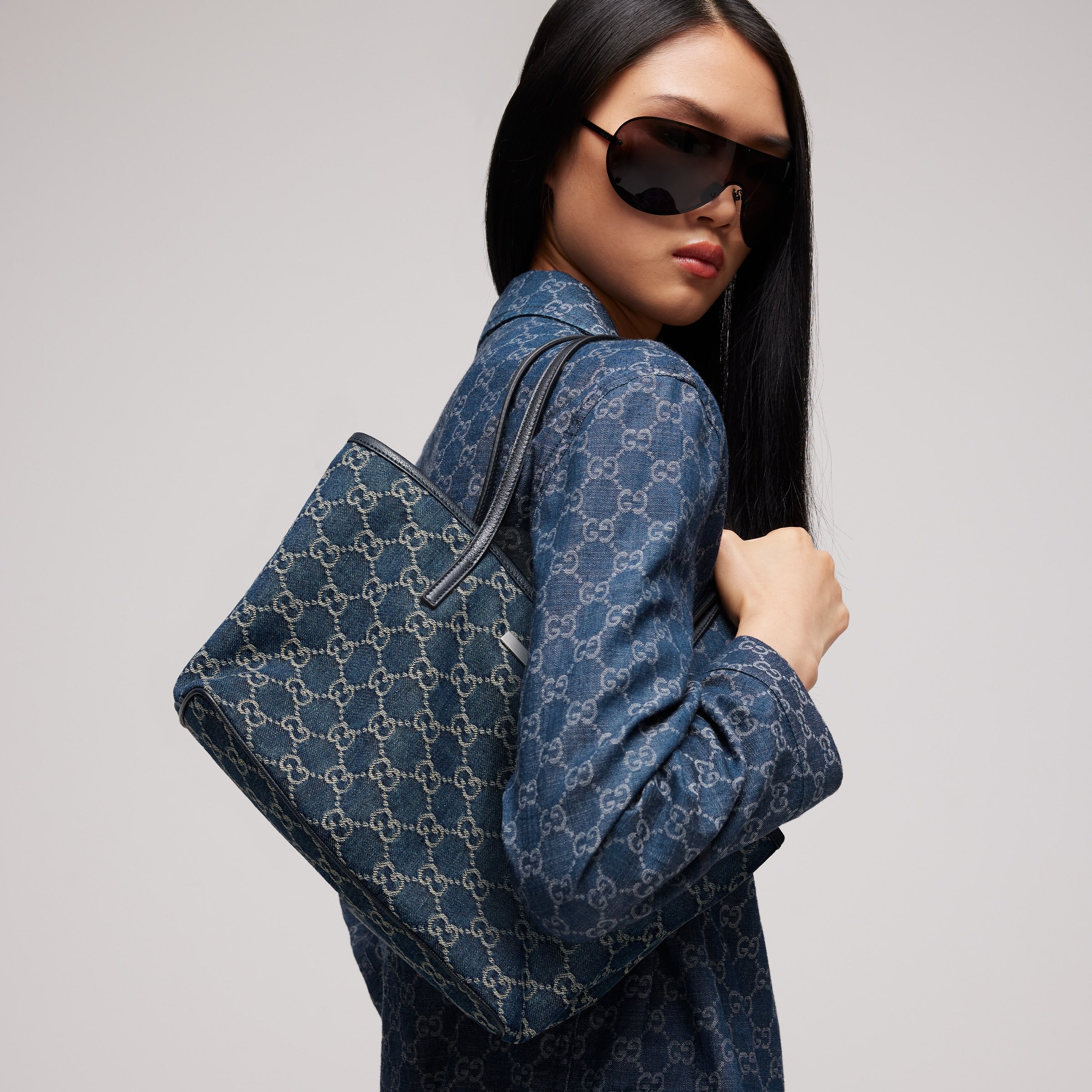 denim azul oscuro con GG