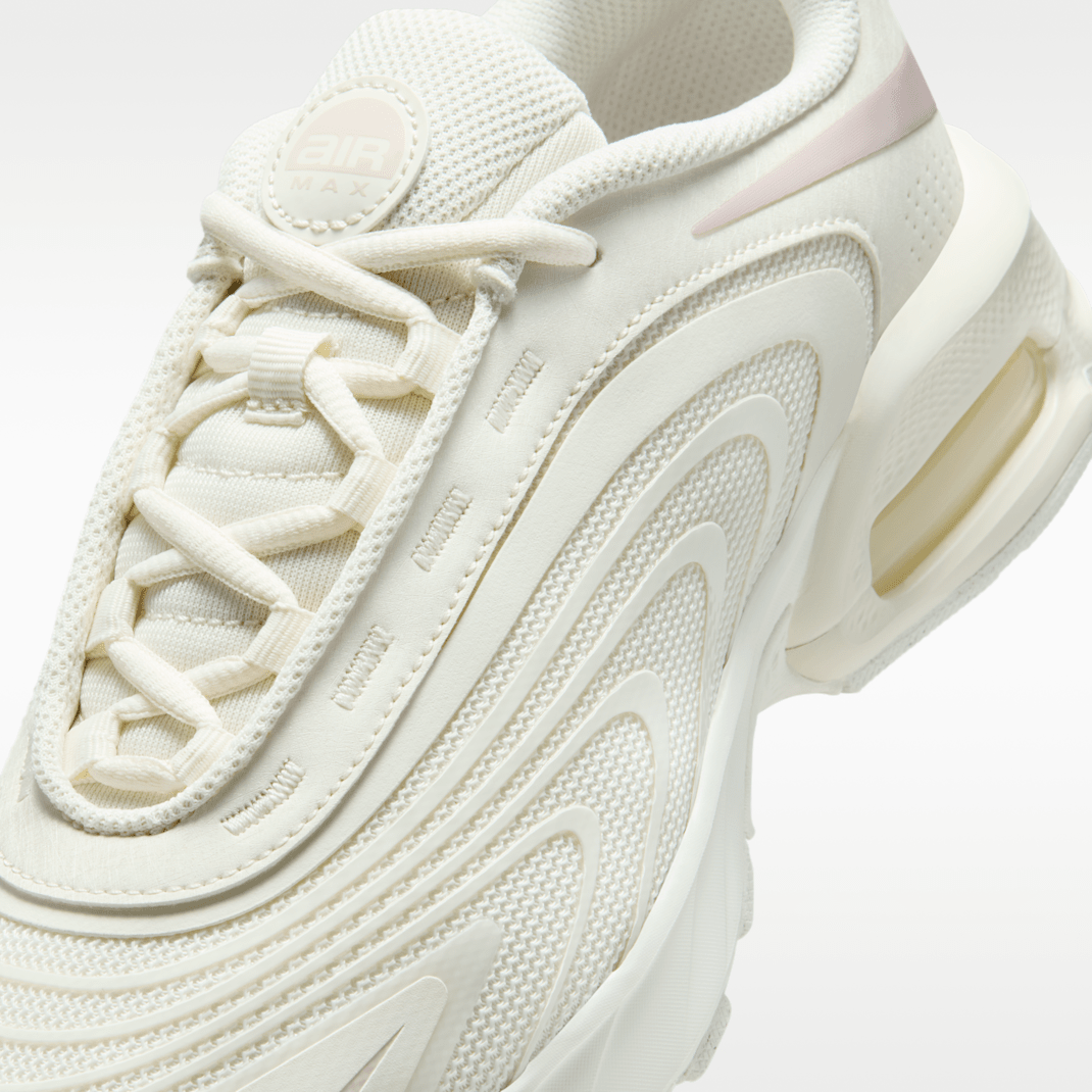 Sail/Pale Ivory/Silt Red