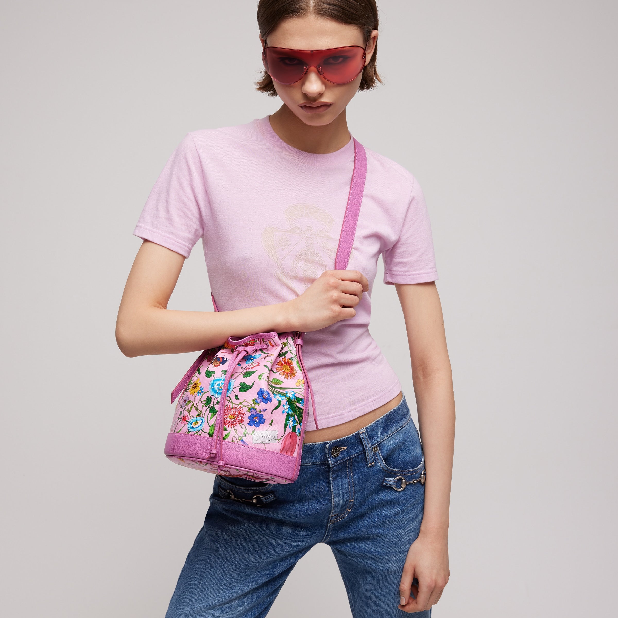 lona rosa y multicolor