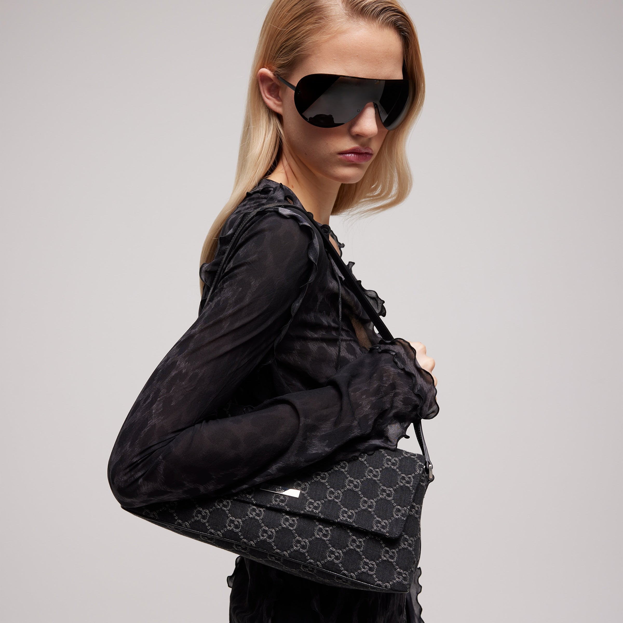 denim negro con GG
