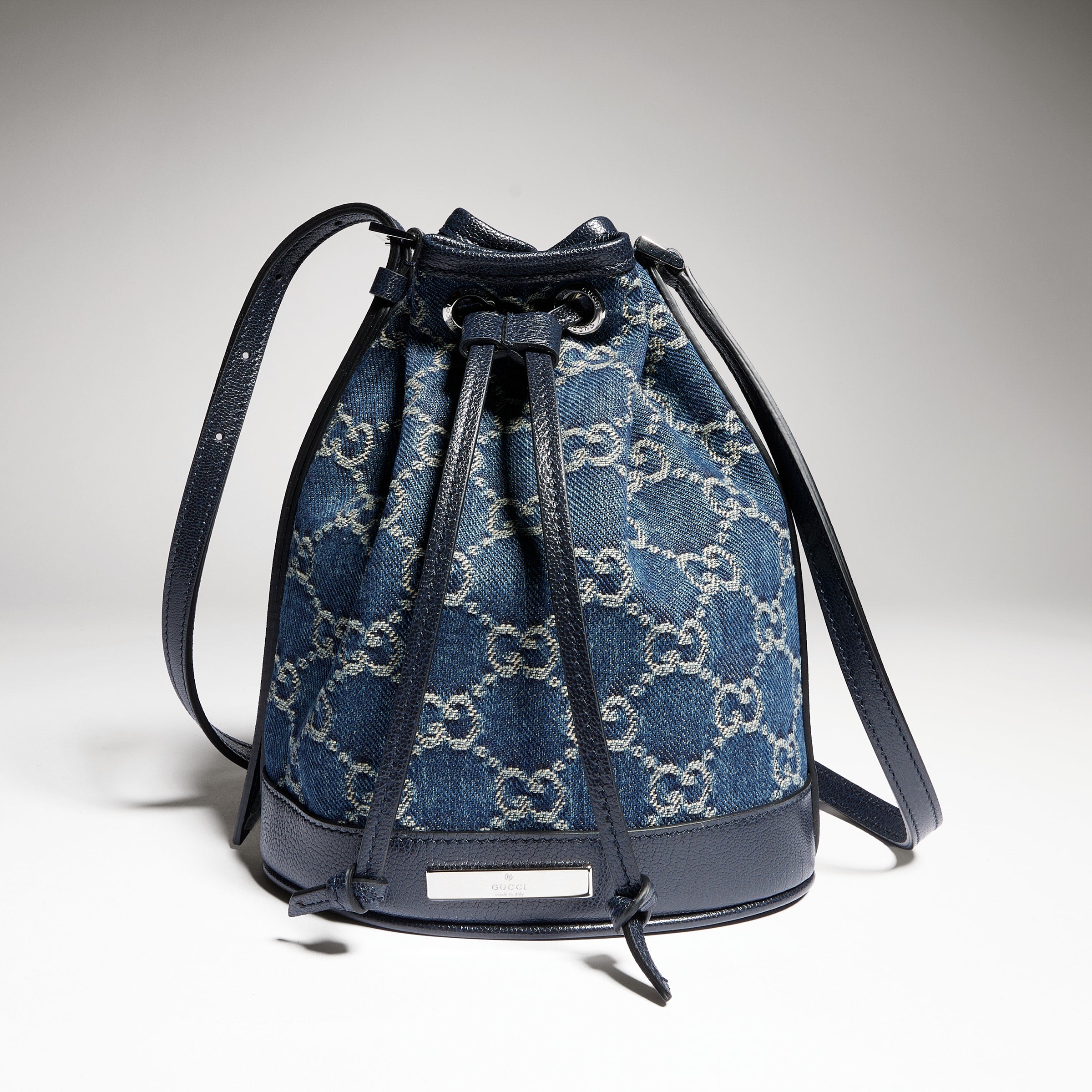 denim azul oscuro con GG
