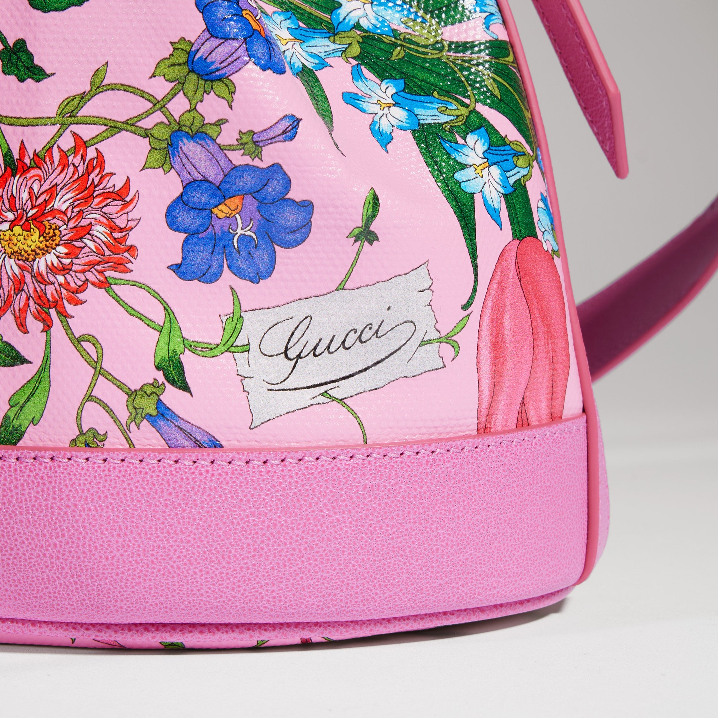lona rosa y multicolor