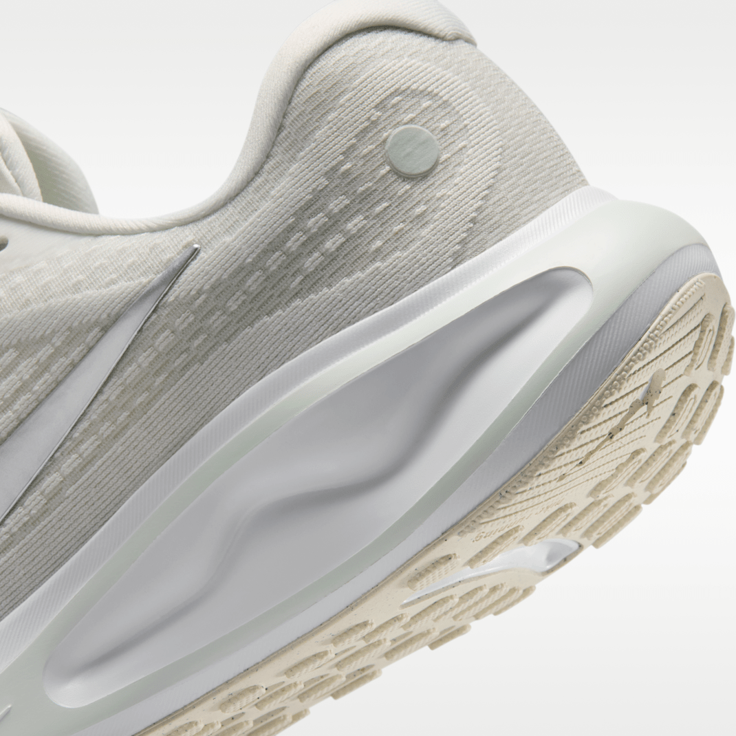 Summit White/Barely Green/White/Metallic Silver