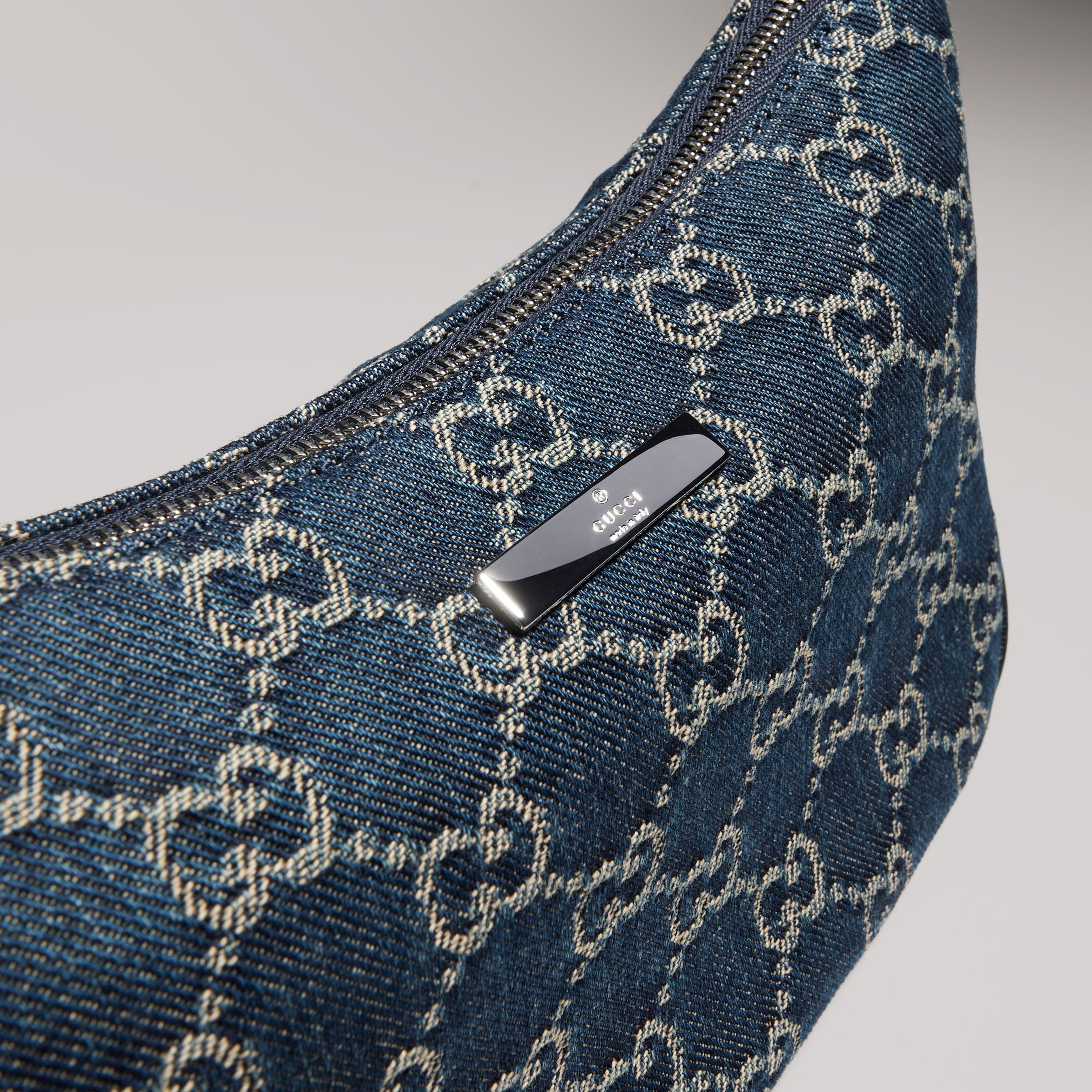 denim azul oscuro con GG