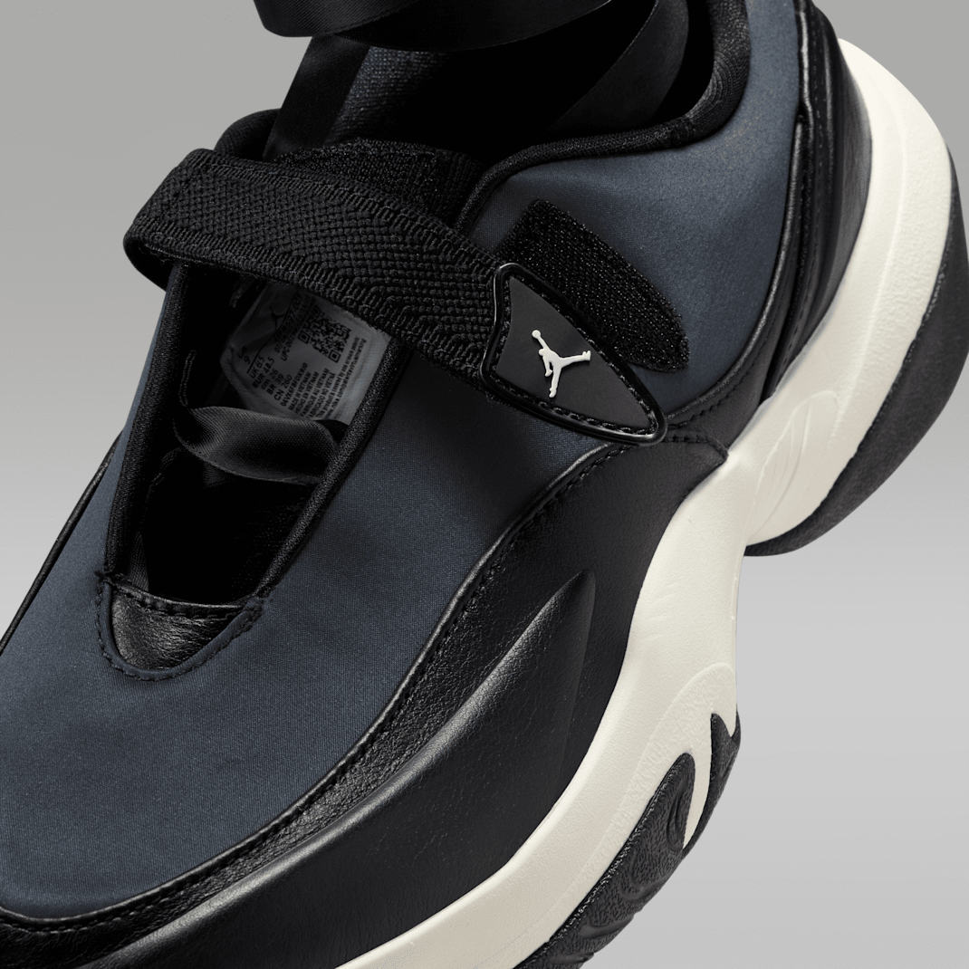 Black/Sail
