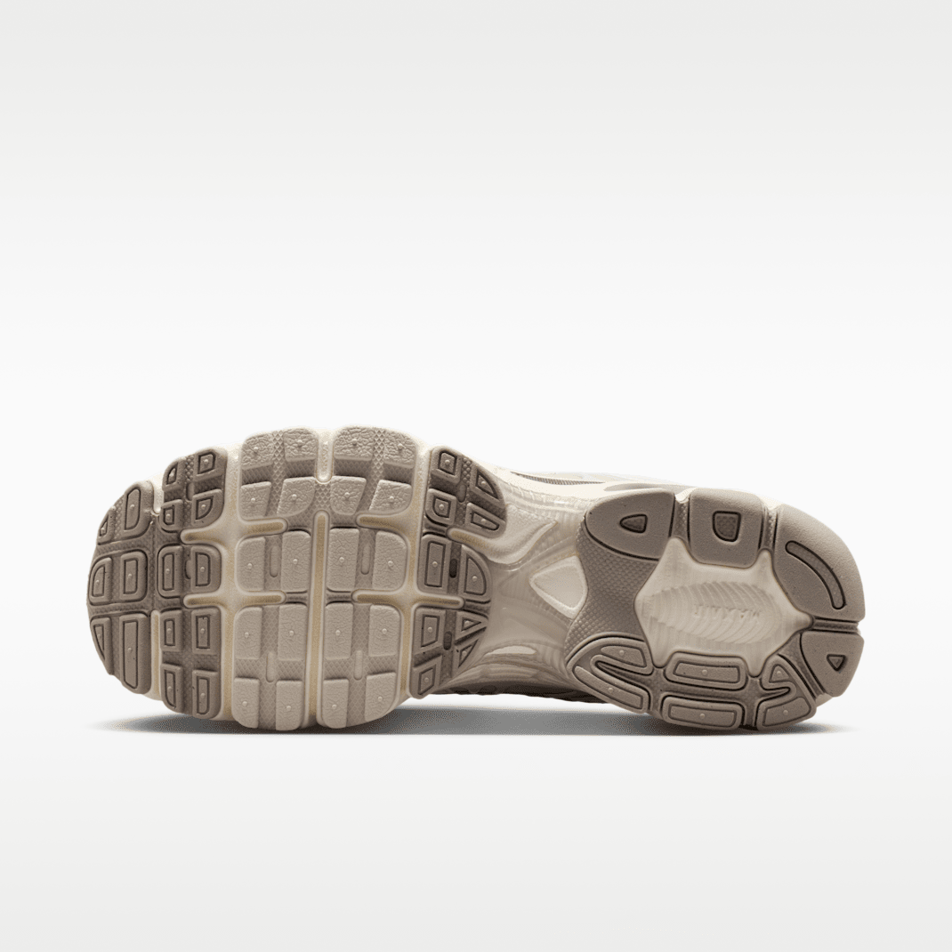 Phantom/Light Bone/Sail/Metallic Summit White