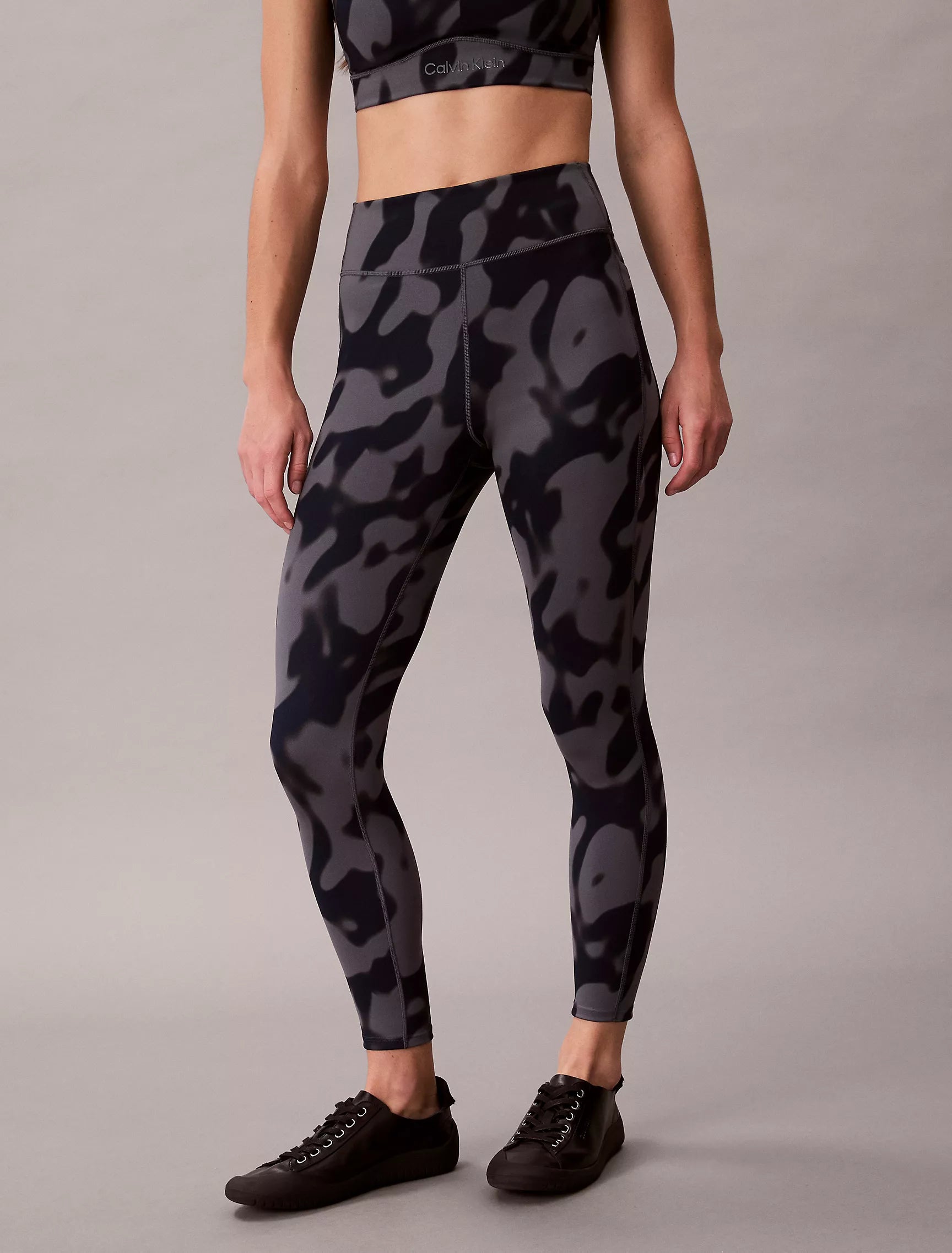 Giga Smoked Camo / Turbulence