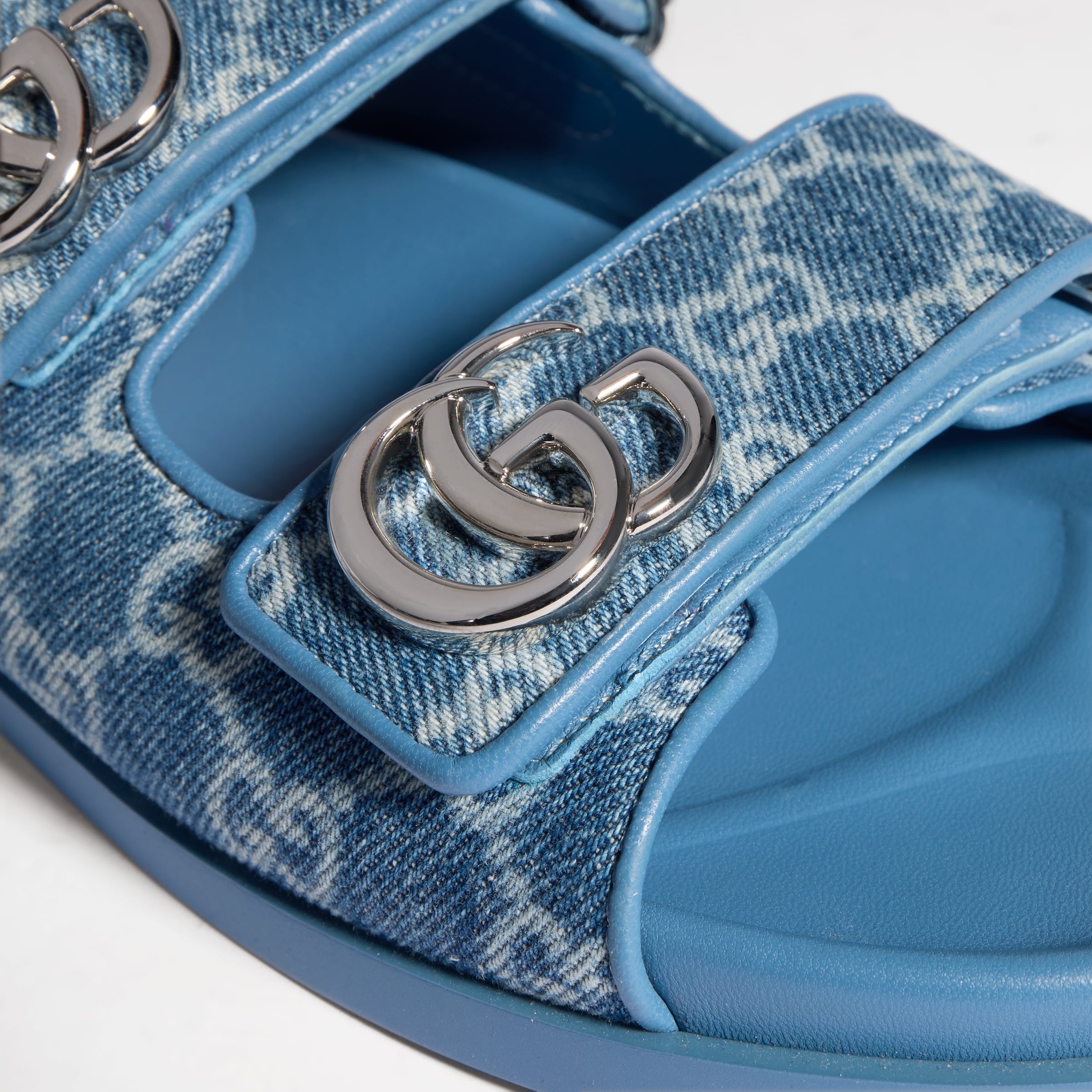denim azul con GG