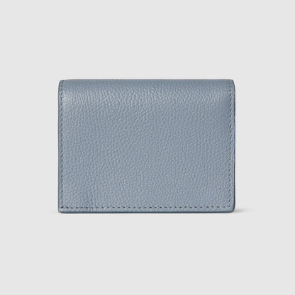 piel azul claro y beige