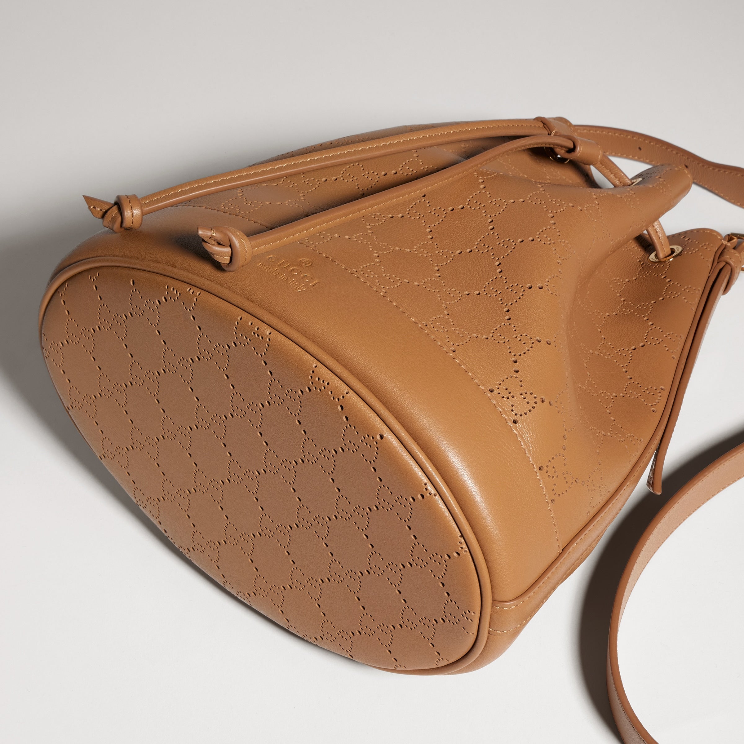 piel beige oscuro con GG