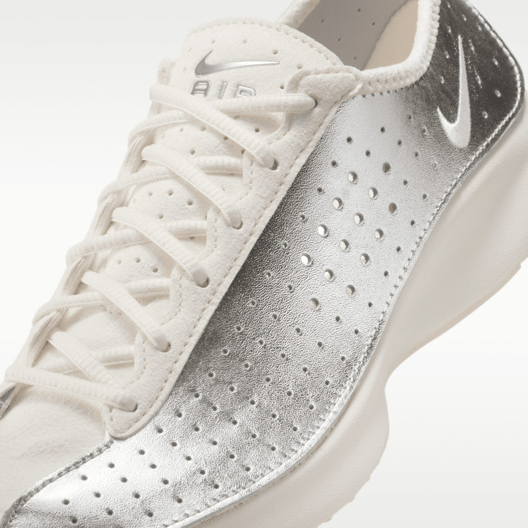 Pale Ivory/Metallic Silver/Volt/Pale Ivory