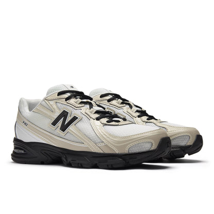 Timberwolf With White