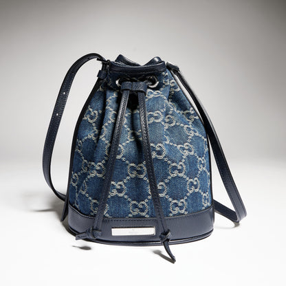 denim azul oscuro con GG