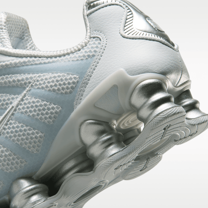Pure Platinum/Metallic Silver