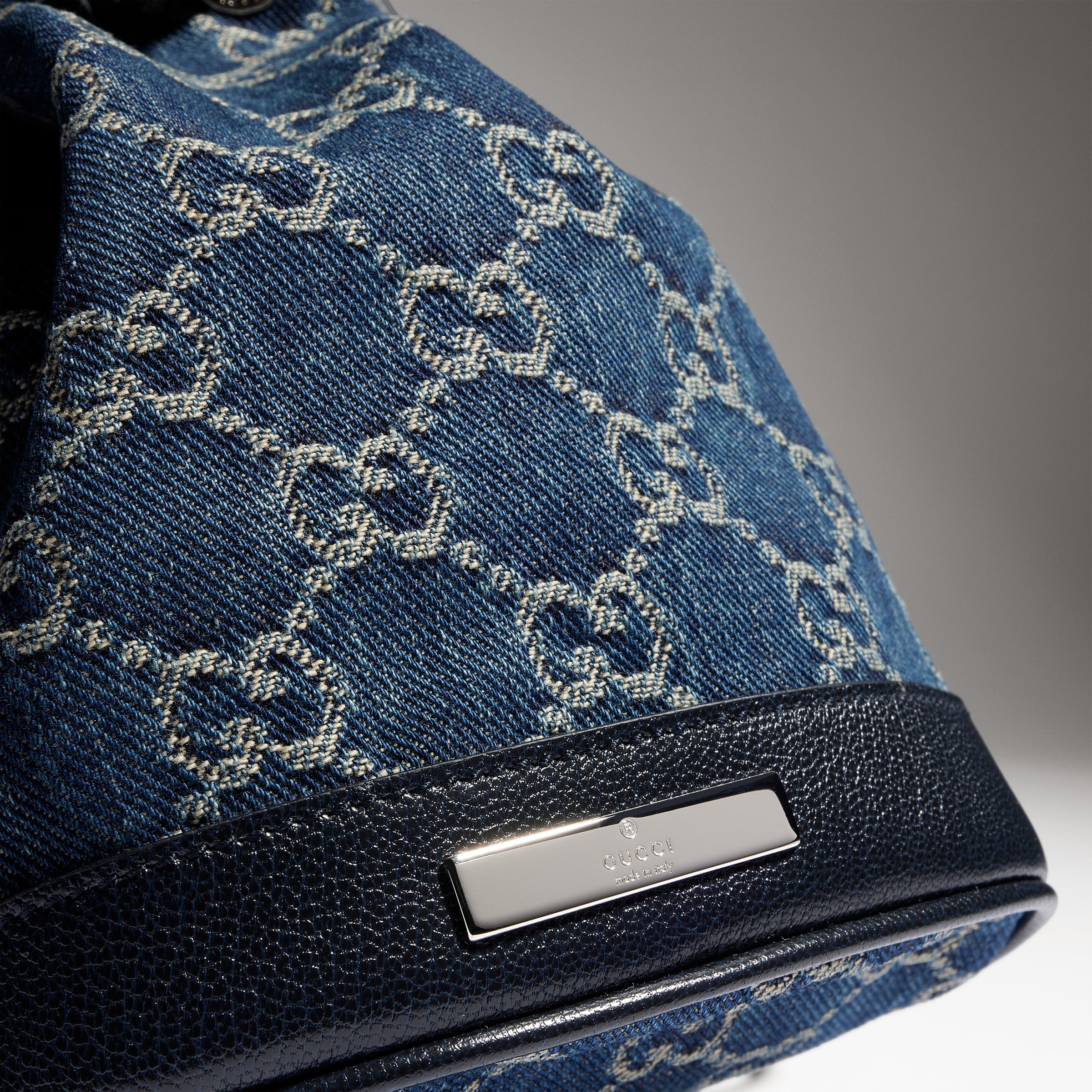 denim azul oscuro con GG
