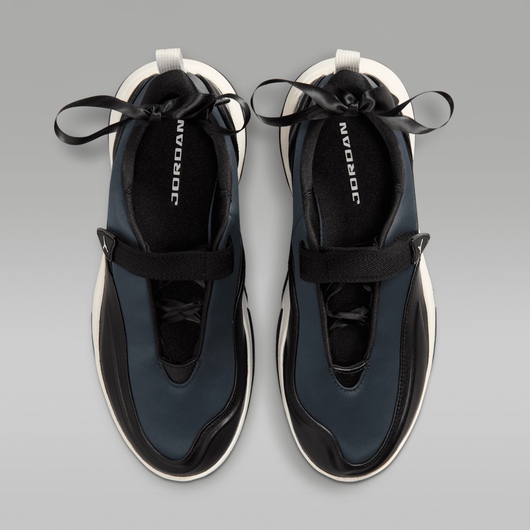 Black/Sail