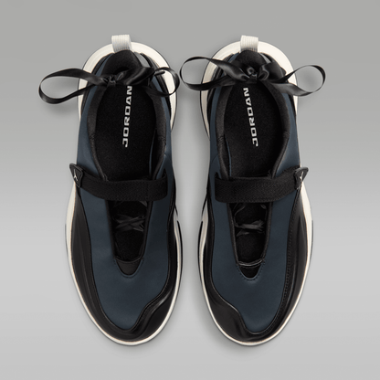 Black/Sail