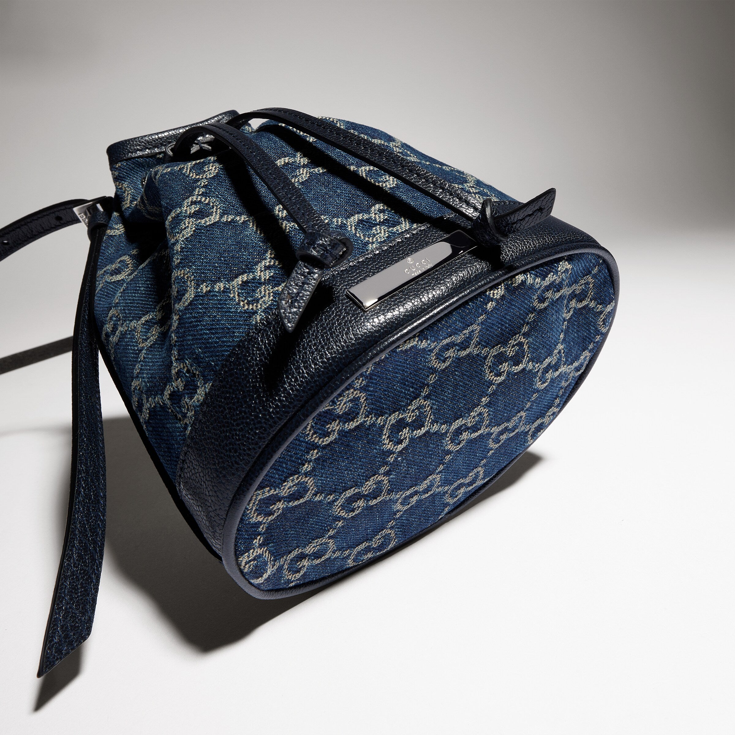denim azul oscuro con GG
