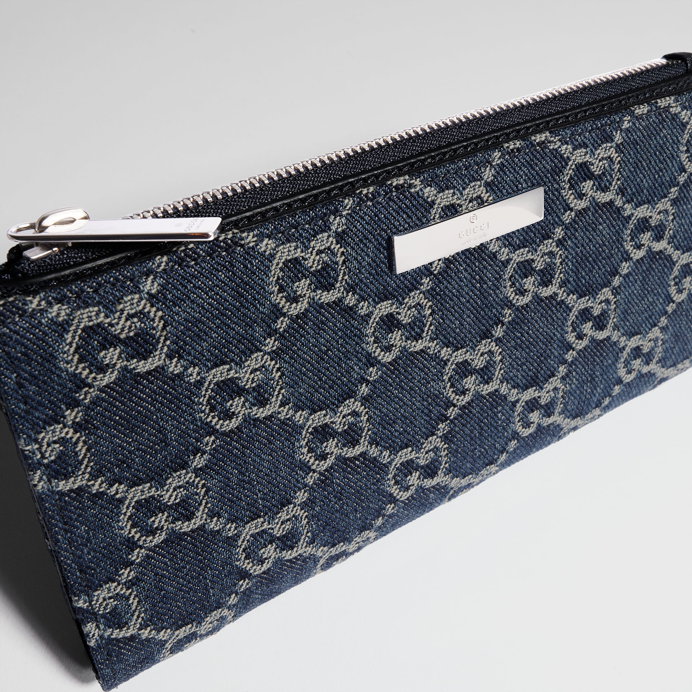 denim azul oscuro con GG