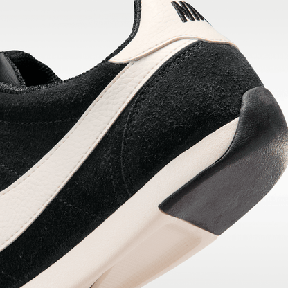 Black/Sail