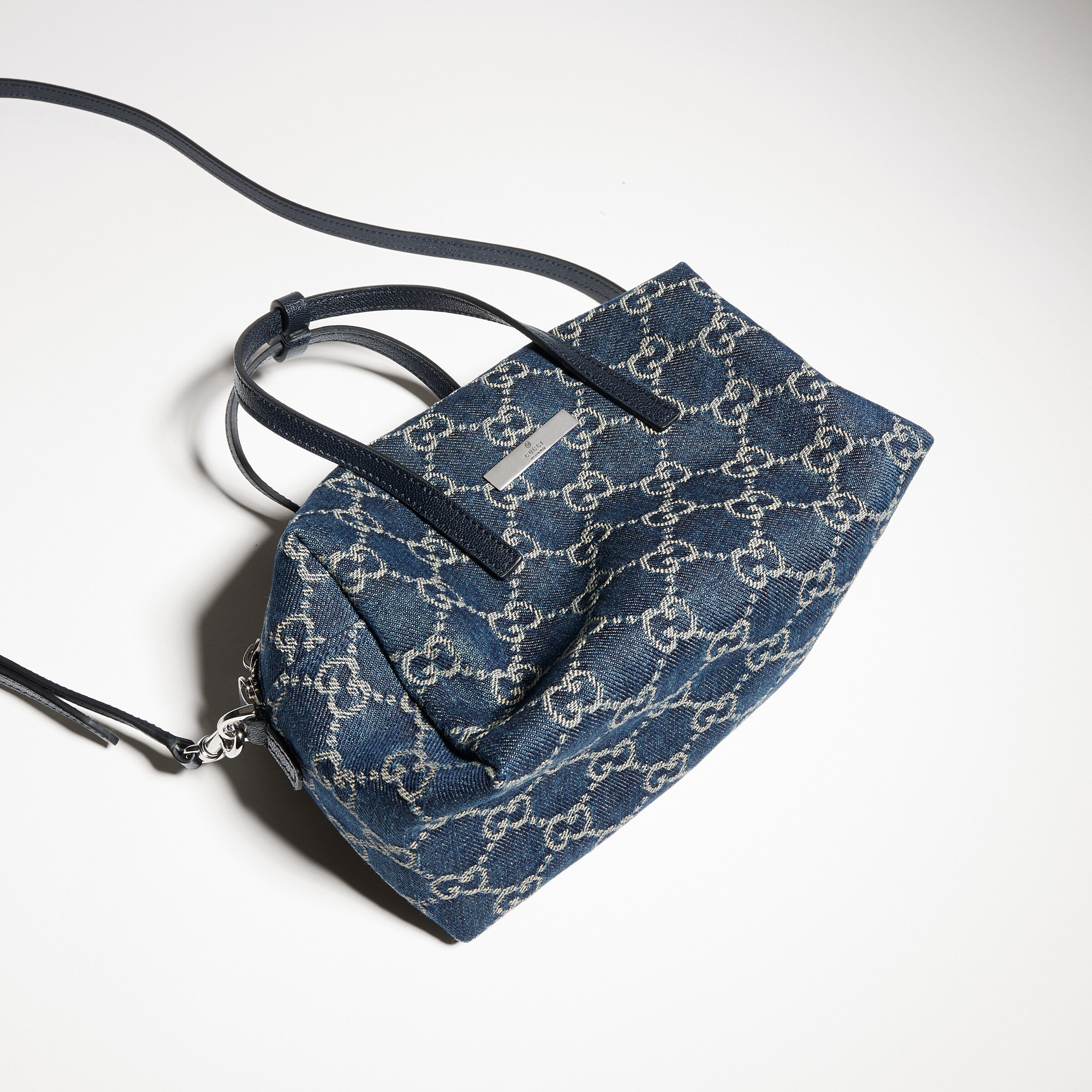 denim azul oscuro con GG