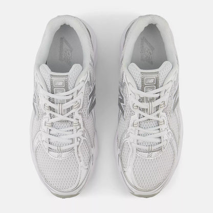 White With Metallic Silver 877 C And Reflection
