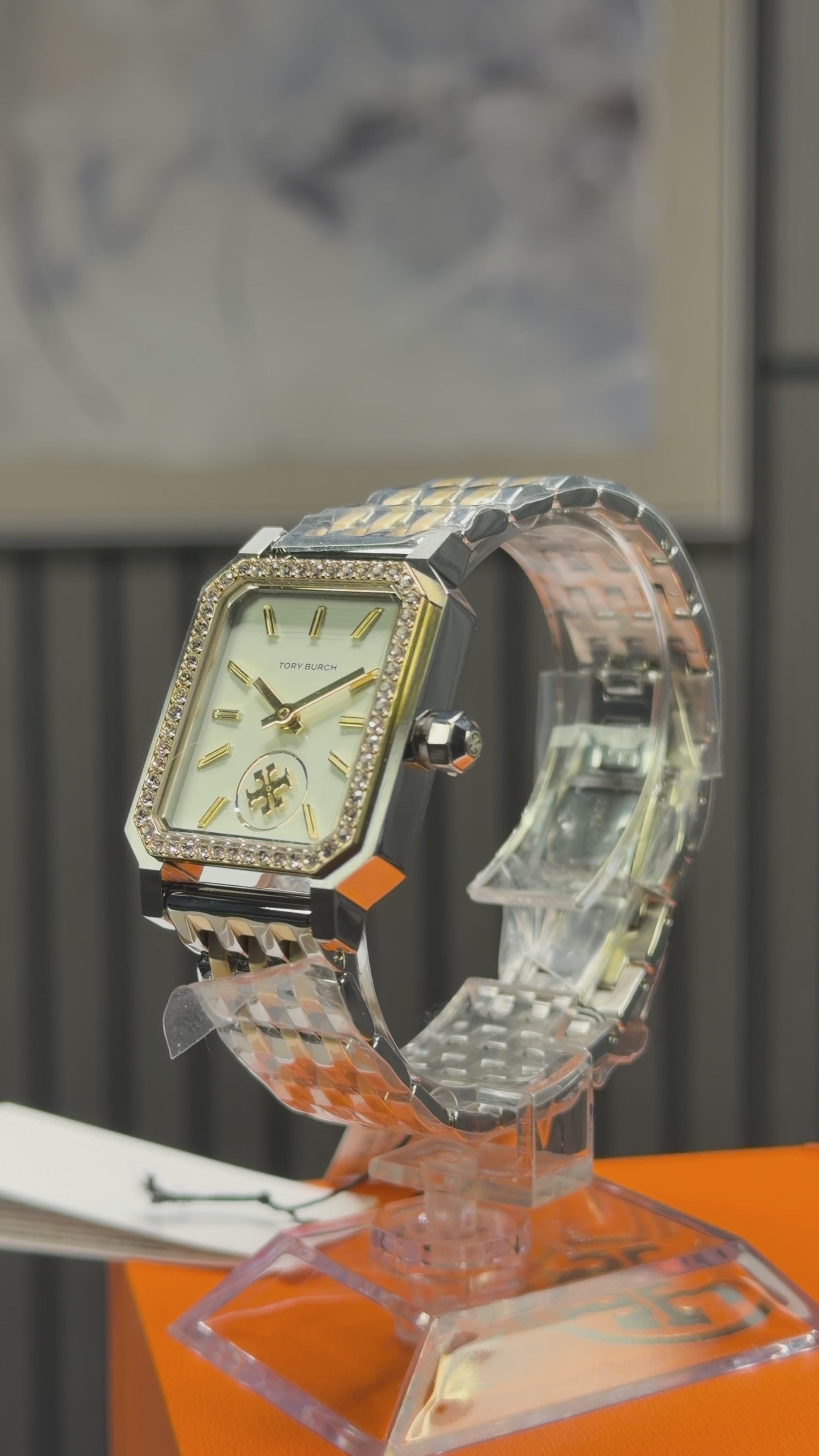 تحميل الفيديو: Tory Burch Robinson Crystal Two-Tone Watch