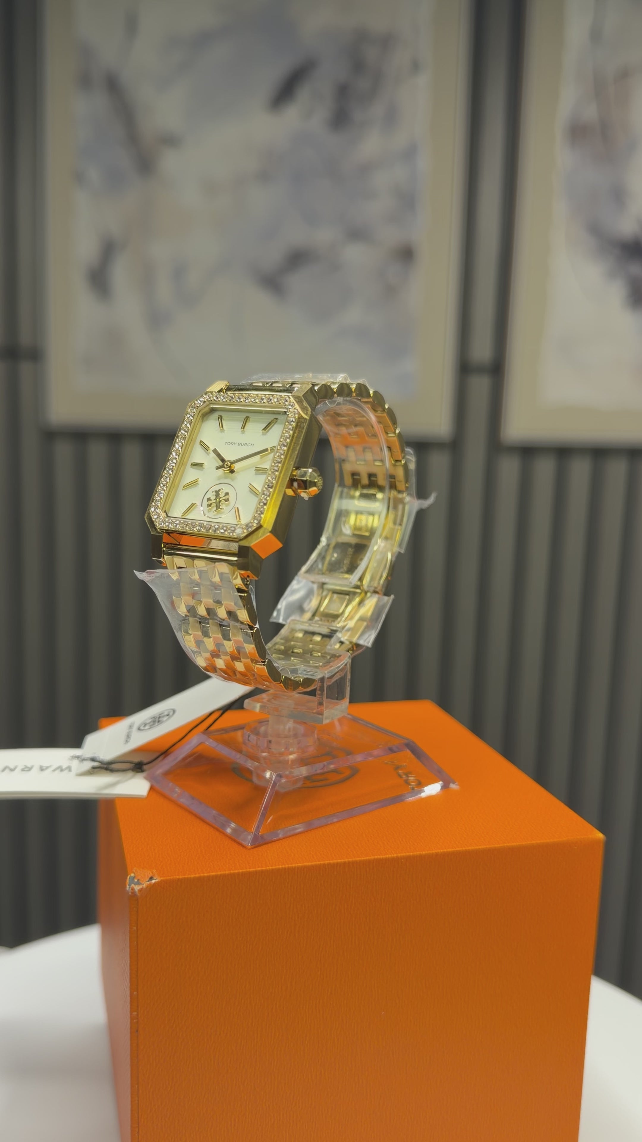 تحميل الفيديو: Tory Burch Robinson Crystal Gold-Tone Watch