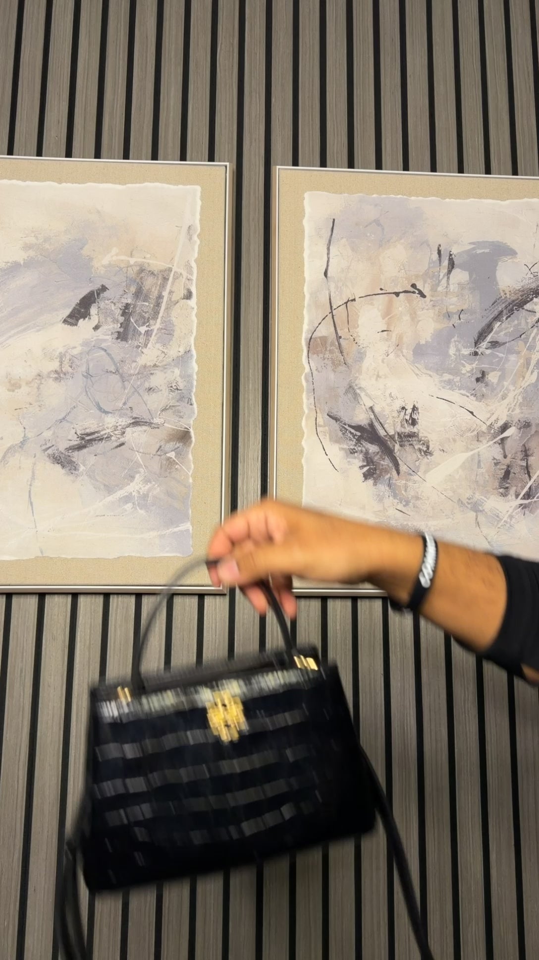 تحميل الفيديو: Tory Burch Britten Micro Satchel Croc-Embossed Leather