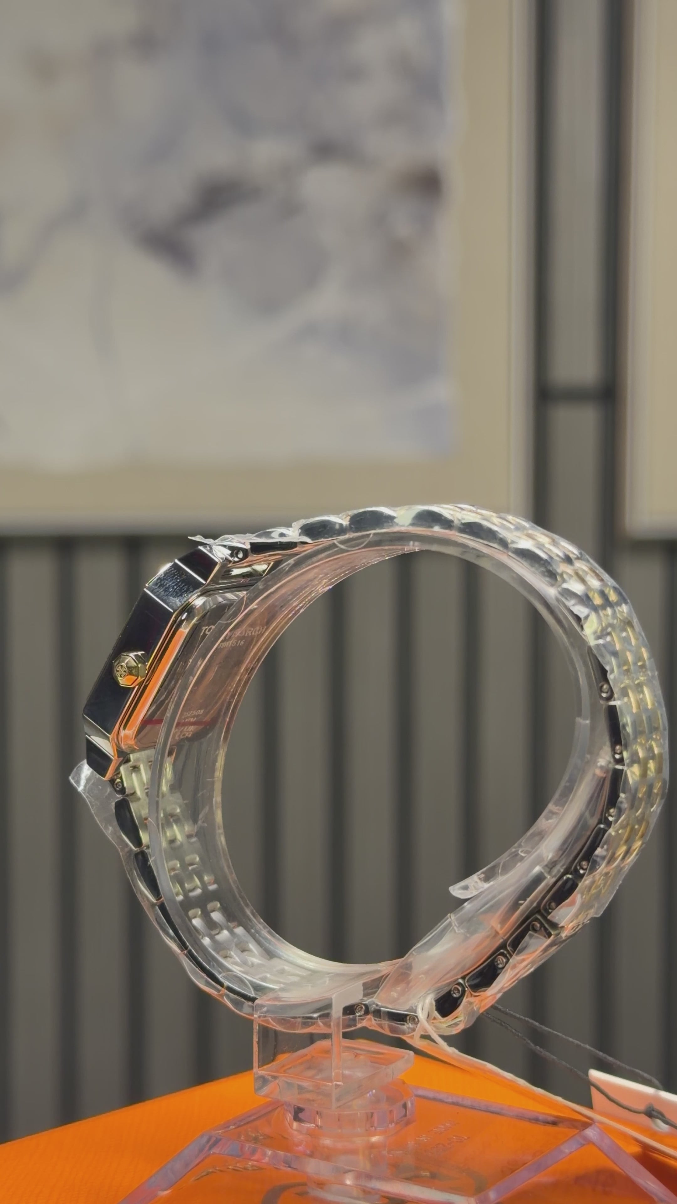 تحميل الفيديو: Tory Burch Mini Robinson Two-Tone Watch